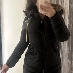 Parajumper longbear dam - En fin och varm jacka som passar perfekt vintern. Köpt på NK i Göteborg okt 2021, och är använd i två vintrar. Oerhört fin pälskrage, dessutom är luvan också fodrad med äkta päls. Nypris 10.500kr  Hör av er för fler frågor/ bilder💞