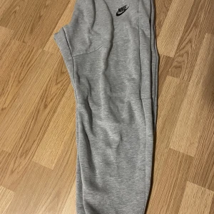 Nike Tech fleece byxor - Säljer nu mina tech fleece byxor pågrund av att jag har bytt stil. De är i nyskick