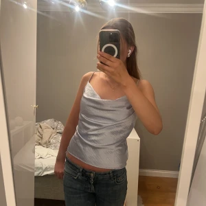 Satintopp - Superfin satin topp från ginatricot💞 helt ny med prislapp kvar!