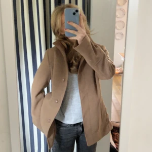 Kappa till hösten/vintern - Säljer denna superfina kappa till hösten/vintern! Så fin färg💗💗 Nyskick!