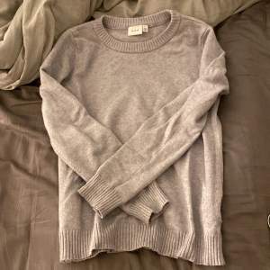 Grå stickad tröja köpt från vila, använd fåtal gånger, säljer för jag inte får användning för den längre💕