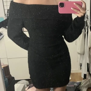 Stickad klänning - Stickad klänning som är perfekt till hösten! Den är knappt använd så i jätte bra skick, köparen står för frakten❤️🫶🏼✨