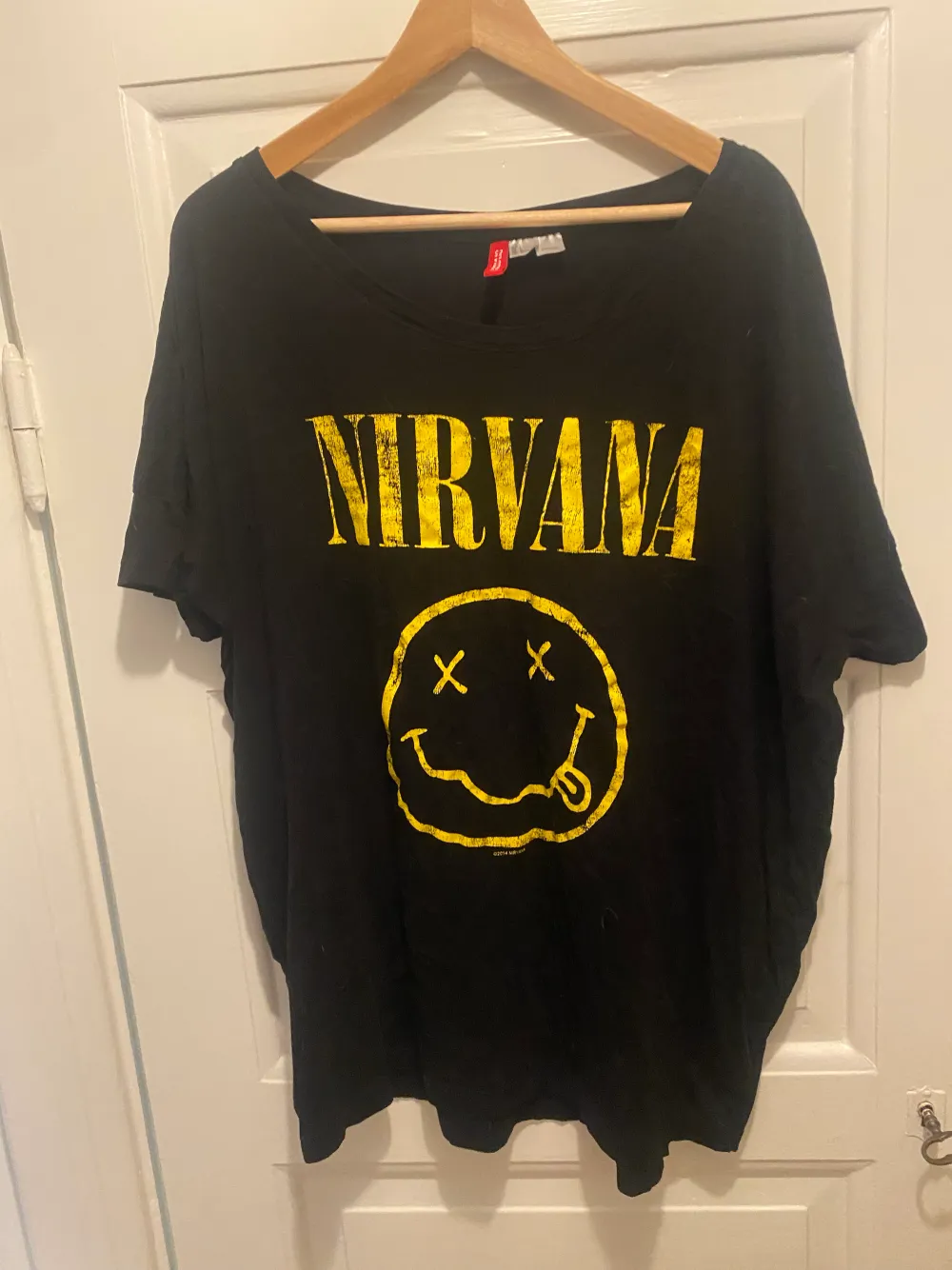 En oversized T-shirt ifrån H&M divided med Nirvana tryck i storlek L. T-shirts.