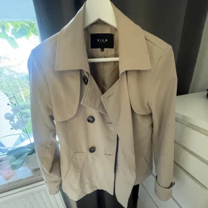 Kappa - En fin trenchcoat/kappa från vila, använd fåtal gånger, nypris 800kr💝i xs men skulle säga att den är lite stor i storleken
