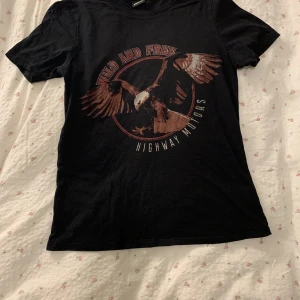 Gina T-shirt  - T-shirt från Gina Tricot. Super skön och härligt material. Storlek xs sitter figurformat på kroppen. Köpt för ett tag sedan men råkade ta fel storlek och drog bort lapparna. Coolt tryck på framsidan. 