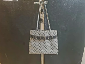 Handväska - Handväska som endast är använd ett par gånger så är därför i väldigt bra skick. Medium stor.