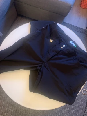 Outdoorbyxor - Vindtäta friluftsbyxor i fint skick.