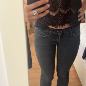 Lågmidjade jeans - Köpte på sellpy men väldigt bra skick skulle jag säga, vintage Gina jeans. Dom är straight i modellen men sitter väldigt tight på mig som har lite bredare vader och lår, älskar dom dock ändå 😍💕