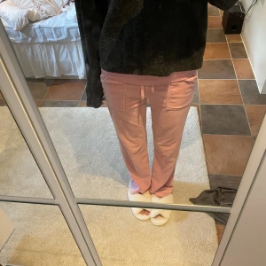 Rosa Juicy Couture Byxor  - supersöta juicybyxor i ljusrosa färg 🥰 inga defekter och materialet är som nytt ❣️❣️ nypris 1199kr !!
