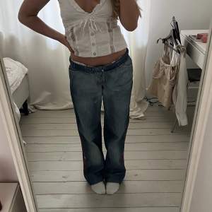 Så snygga jeans från Dolce & Gabbana 🖤midja: 38 cm innerbenslängd: 70 cm