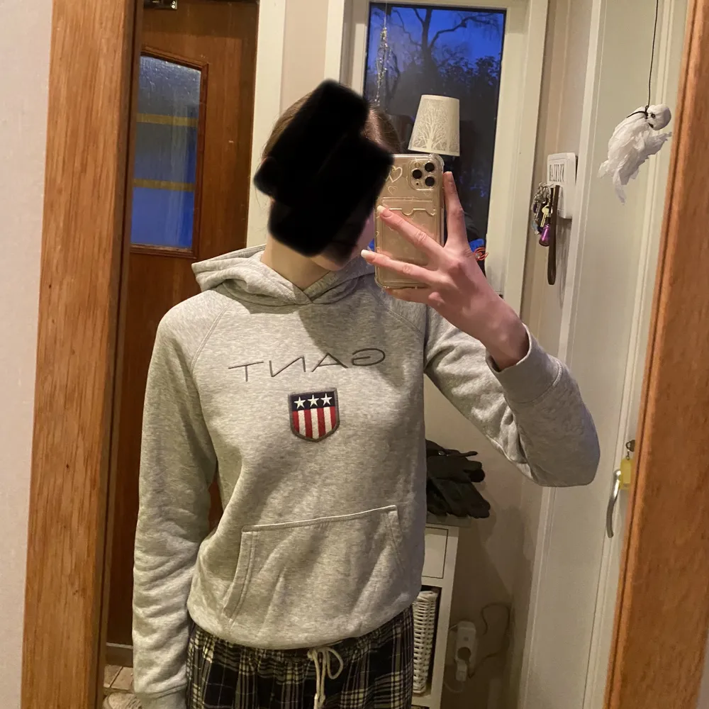 Äkta hoodie från Gant. Använd ca 4 gånger och är felfri💕Strl. 146/152 men kan vara som en XXS/XXXS. Den är alltså liten och därför den säljs☺️Gammal Hoodie så detta tryck/modellen finns inte längre att köpa!!. Hoodies.