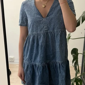 Jeansklänning - Säljer denna superfina volangklänningen i denim. Storlek S💕