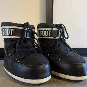 Låga moon boots  - Superfina skor till vintern!! Dessa är skor är nästan helt oanvända, köpta vintern 2022 men bara använda enstaka gånger😍  Nypris är - 2060kr, men jag säljer dessa för ungefär - 1 000😌 Hör gärna av er om prisförslag då jag gärna vill bli av med dem🫶🏼