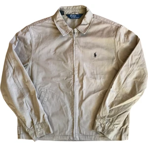 Ralph Lauren Harrington Jacka  - Beige Harrington jacka från Ralph Lauren. Bra skick förutom en nästintill osynlig fläck, be gärna om bild på den eller ställ andra frågor!😊
