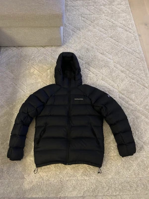 Peak Performance jacka - En stilren dunjacka i ett mycket bra skick! Storlek L. Den är otroligt varm och skön nu inför vintern och till ett bra pris!