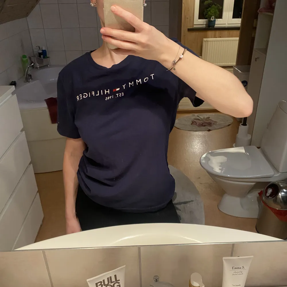 T shirt från Tommy hilfiger i nyskick. Från kidsbrandstore i storlek 164 skulle säga att den är som en s . T-shirts.