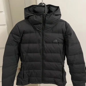 Dam Jacka Adidas strl M - Bra skick
