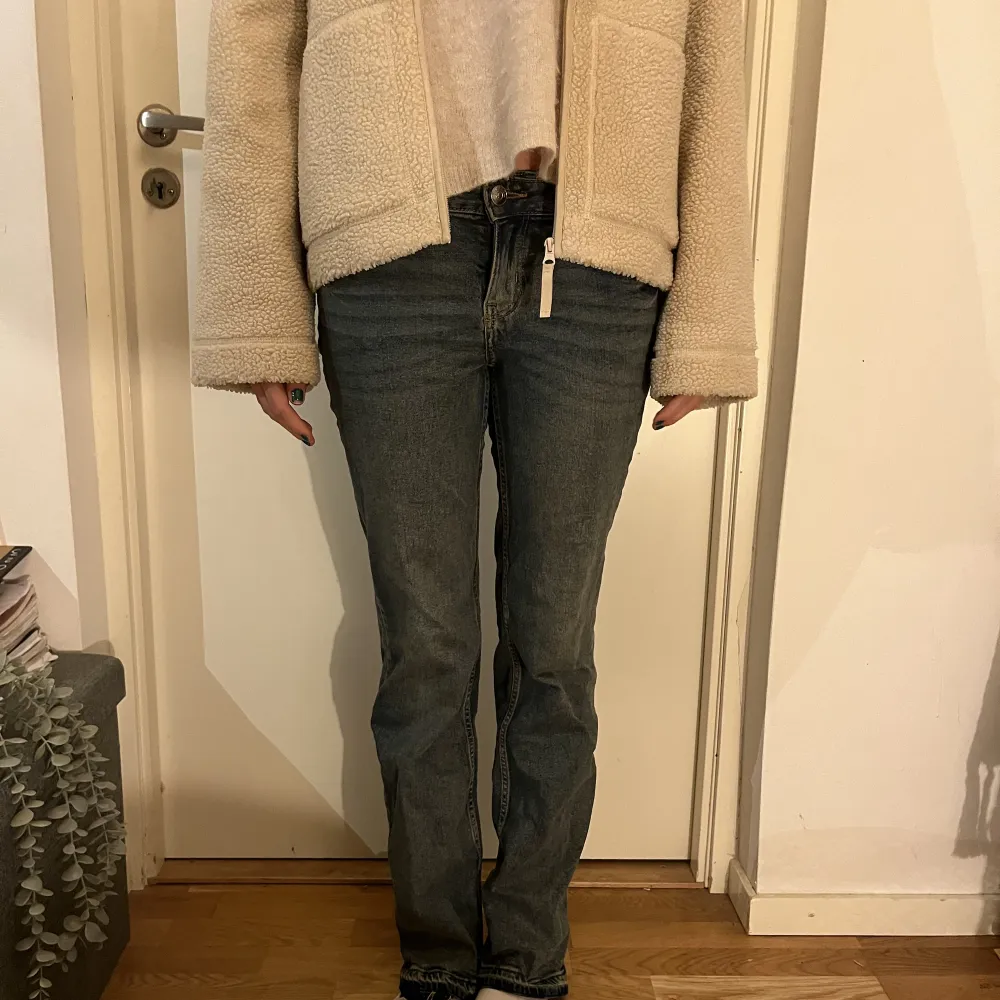 Supersnygga bootcutjeans från H&M som enbart har används fåtal gånger. Jeansen är i storlek 38 med passar även er som bär storlek 36 (modellen är 174 cm lång och jeansen passar perfekt i längden!)💘. Jeans & Byxor.
