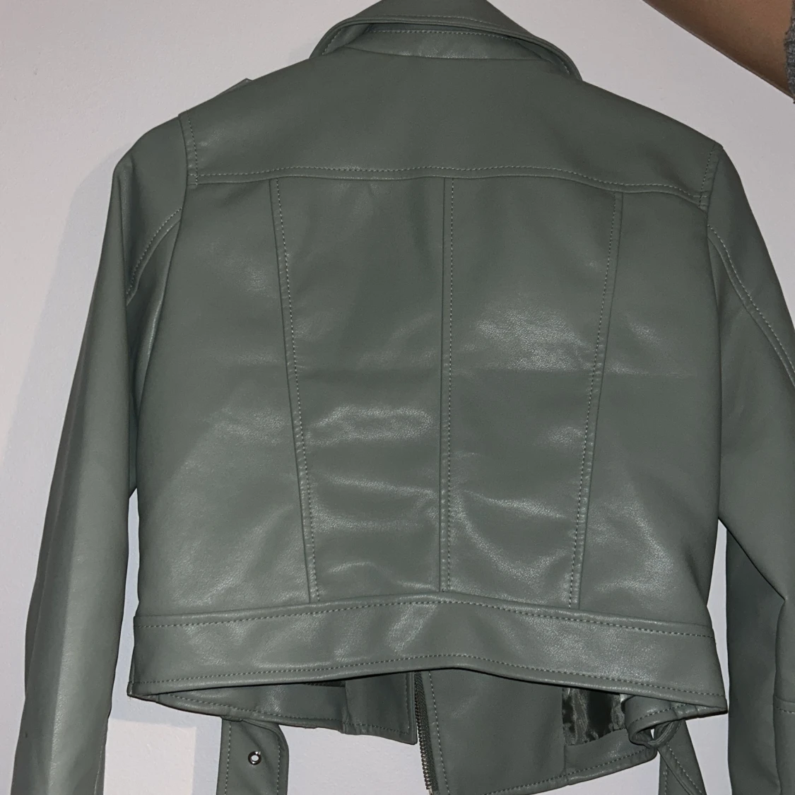 Kort grön skinnjacka - 90