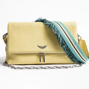 Zadig Voltaire: Rocky Bahia Bag - INTRESSEKOLL: En större storlek med mer utrymme än den typiska modellen, har innehavt i ungefär 3 år dock nästan aldrig använd. Inga smutsfläckar eller skada. Nyskick i princip! Därav priset, dock kan förhandlas