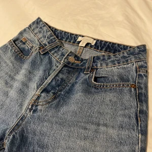 Flare Jeans - Snygga Flare jeans från hm. Lite slitna längst ner men annars i fint skick!