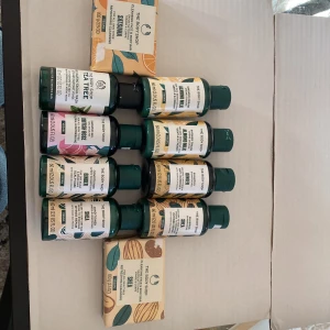 The body shop mm  - På första bilden med lite burkar med dusch saker kostar det 15kr/st näst bild med en kräm 150kr och sista 30kr/st