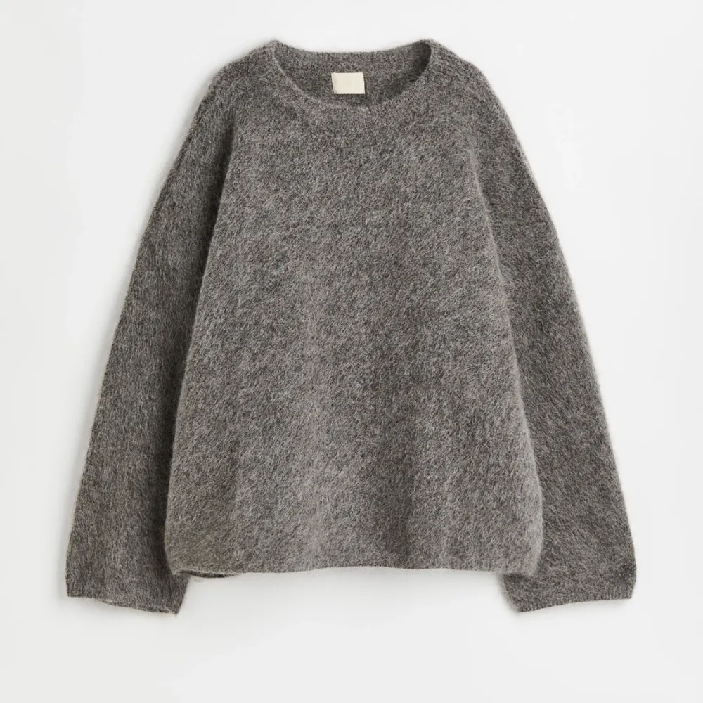Säljer denna populära grå tröjan som inte kommer till användning längre🌸 köpt för 599kr, bra skick. Tröjor & Koftor.
