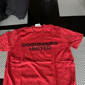 Dsquard2 T-shirt  - Använder den inte lägre köpt på Johnels i Norrköping. 