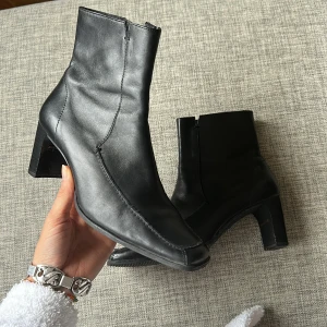 Svarta Stövlar / klackar /boots  - Svarta superfina svarta boots/stövlar/blackar. Säljer pga försmå. Äkta skinn strl 38. Jättebra skick 🩵 Pris kan diskuteras 