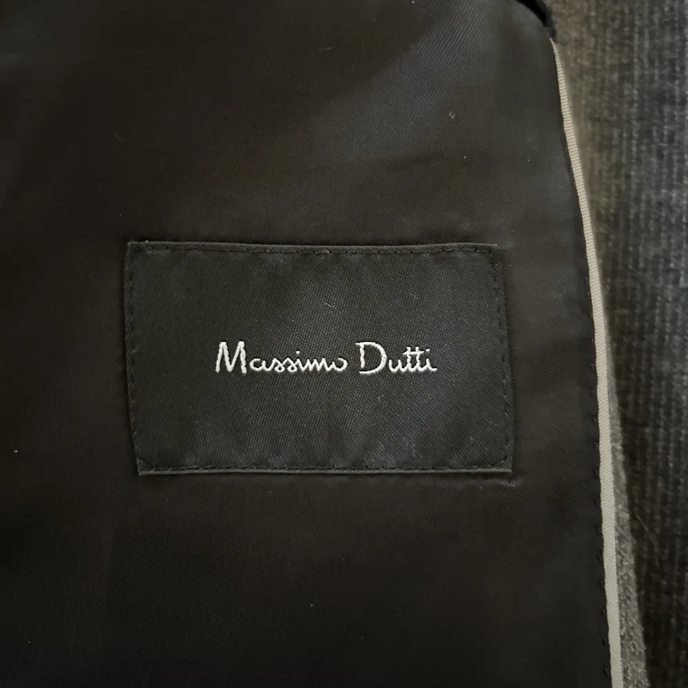 Grå kavaj från Massimo Dutti storlek M. (Oversized på mig som är S). Kostymer.