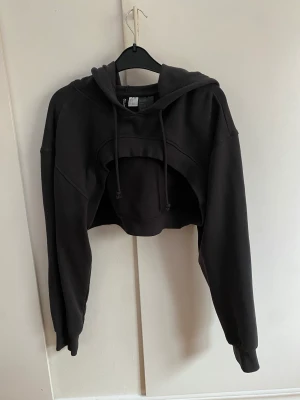 Cropped hoodie - Säljer min croppade hoodie eftersom den inte kommer till användning, använd få gånger