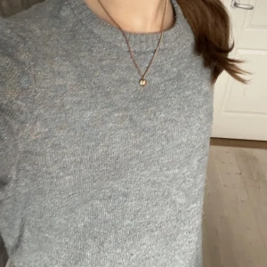 Stickad tröja - Stickad tröja från vero Moda. Med glittriga trådar i sig