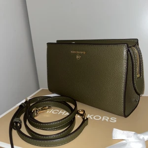 Michael Kors väska - Valerie medium pebbled leather crossbody bag. Helt oanvänd i färgen olivgrön. Medföljer box samt kvitto.