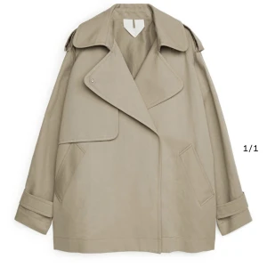 Arket trench coat - Jag säljer nu min superfina trenchcoat från Arket! Den är knappt använd. Storlek xs🌹