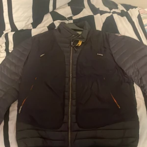 Parajumper jacka - Giuly featherweight jacket black,  Riktigt fin jacka som jag säljer då jag inte använder den längre.  Storlek XXL Äkta 3499kr ny pris  Ps priset är inte hugget i sten!