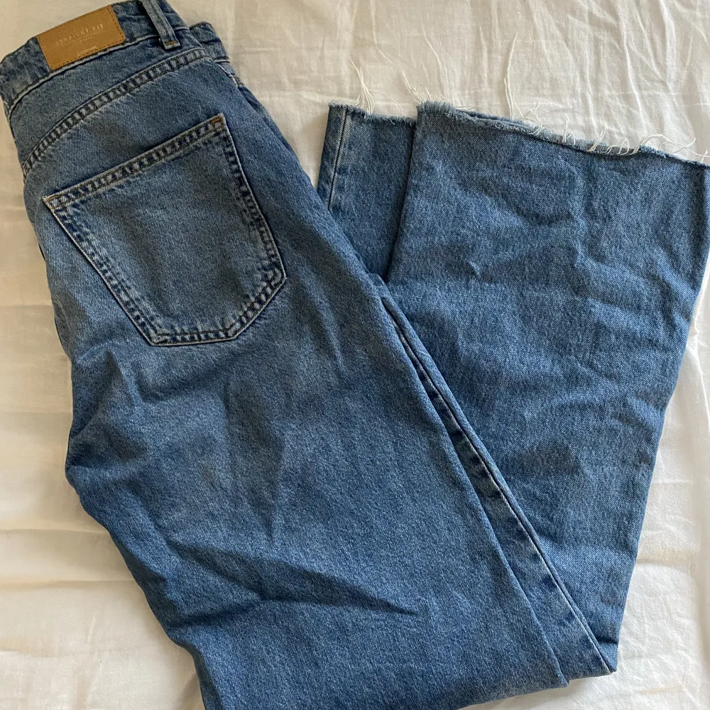 Långa raka jeans, passar mig som är 177cm💘 Jeansen ser väldigt snyggt klippta ut nertill!. Jeans & Byxor.