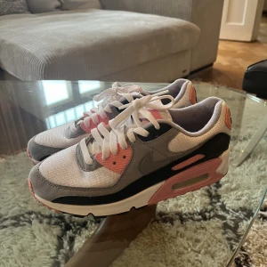 Air Max - Strl 39, endast använda en gång. Som nya. 