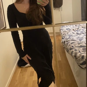 Svart långklänning  - Svart långklänning i storlek S 🌼