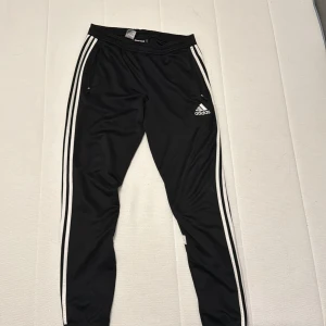Klassiska adidas mjukisbyxor - Klassiska adidas mjukisbyxor i storlek M. Mycket sparsamt använda. 