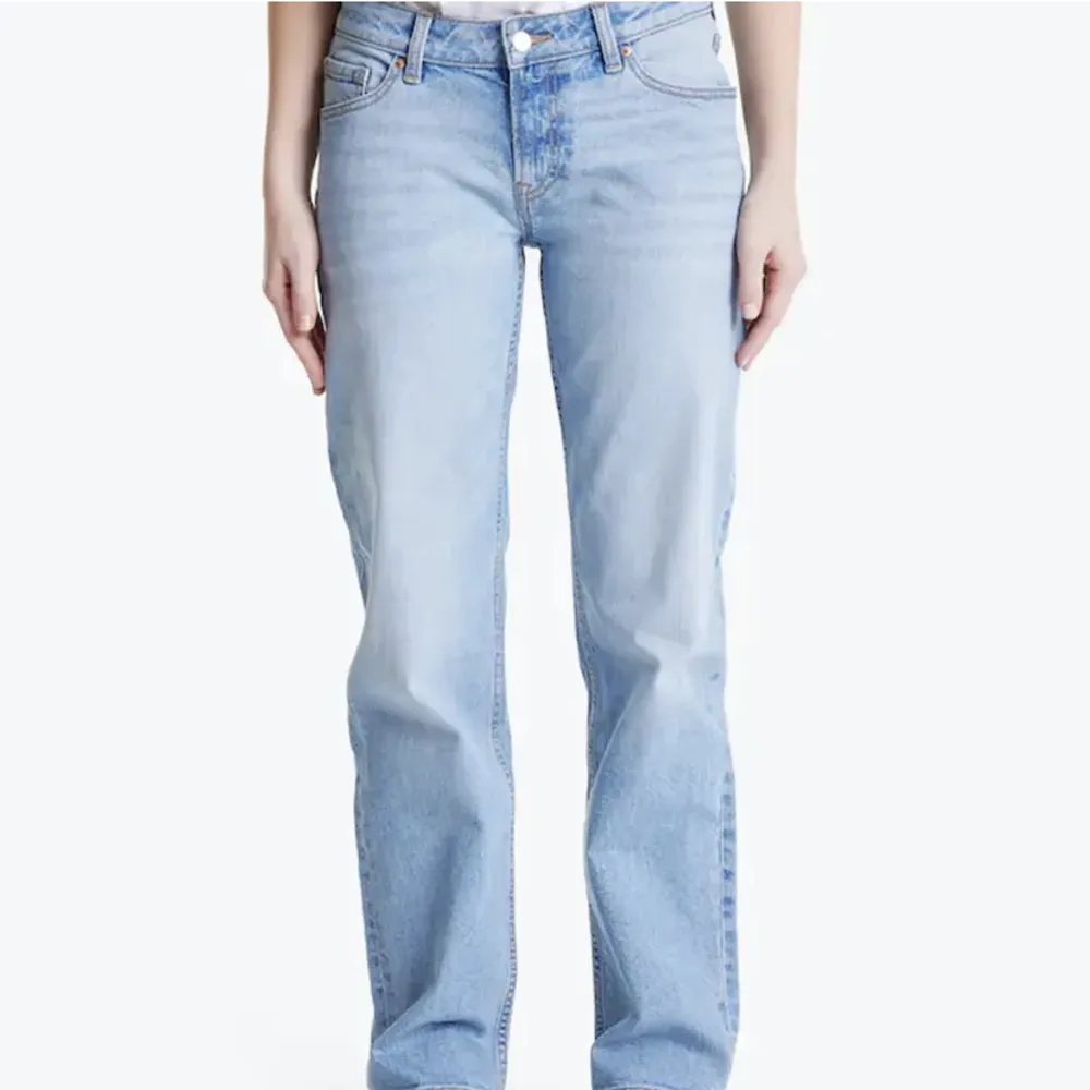 Lågmidjade blåa jeans från Carlings i märket STAY. Använda fåtal gånger. Säljer pga det inte kommer till användning💕 Ordinarie pris 599kr, skriv för mer info😊. Jeans & Byxor.