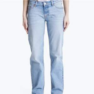 Lågmidjade blåa jeans från Carlings i märket STAY. Använda fåtal gånger. Säljer pga det inte kommer till användning💕 Ordinarie pris 599kr, skriv för mer info😊