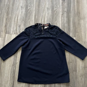 Blus - Helt oanvänd blus som är lite kortare i armarna