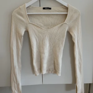 Gina topp - Populär topp från Gina i beige, slits längst ner på ärmarna, superfin hjärtringning. Stl XS, aldrig använd, finns kvar🤍