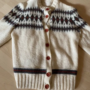 Vintage stickad tröja  - Supersöt vintage stickad tröja (inget märke då den är handgjord o väldigt gammal) skulle säga att den passar xs-m  För mer info skriv priv^^