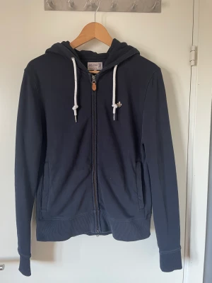 Morris zip - Tjenare! Säljer en riktig snygg och stilren Morris. Den är i strl xs passar dig som är runt 175. Den är i väldigt bra skick! Vid funderingar så är det bara att skriva! 