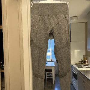 Seamless tights  - Seamless tights Blacc grå med formning på rumpan.