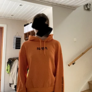 Orange hoodie  - Orange NASA hoodie från h&m divided🙌🏼Använd ca 3 gånger och inga fel. Strl. M men passar som en S, beroende på hur man vill att den ska sitta💕Säljs nog inte längre!