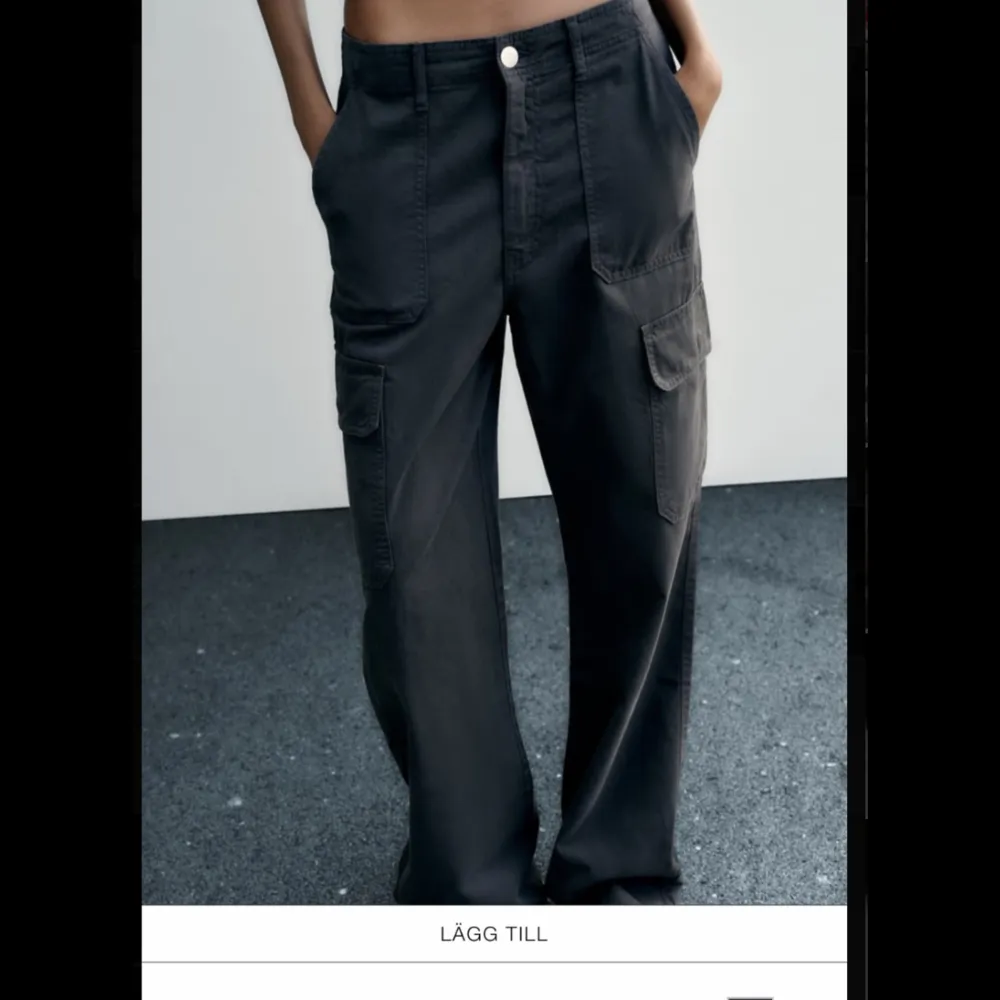 Bå cargo byxor från Zara, cola byxor med fin passform, inte använda mycket. Jeans & Byxor.