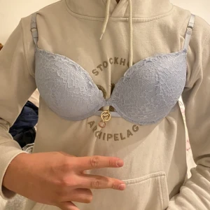 Blå bh - Säljer denna skitsnygga blåa bhn. För fler bilder är det bara att skriva🫶🏼 Ger en sjukt fin push