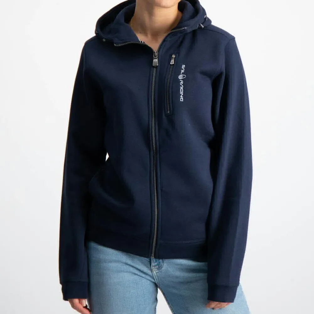 Säljer denna superfina Sail Racing zip hoodien i gott skick då den tyvärr blivit för liten för mig. Hoodien är i färgen marinblå och i storlek 140💙. Tröjor & Koftor.